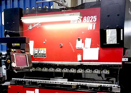 スタッフが互いの作業を確認しながら連携して作業する現場の写真
